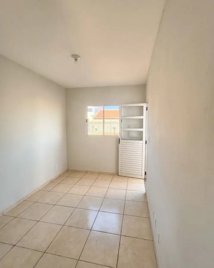 Sala, com a porta de entrada