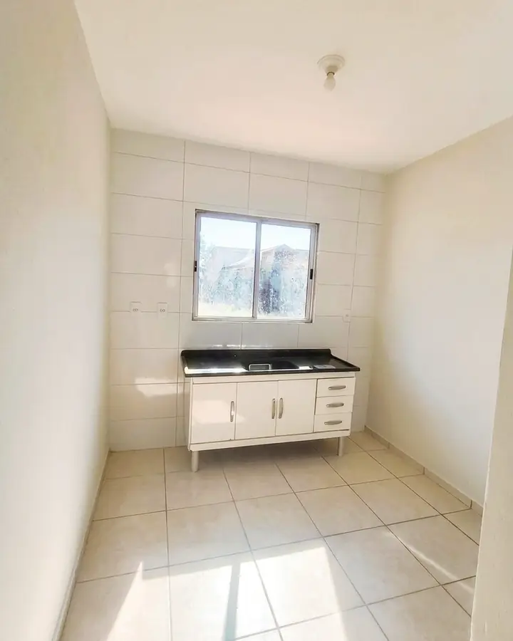 Cozinha com pia e gabinete